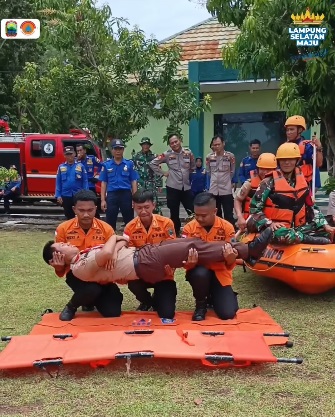 Foto simulasi bencana alam banjir bersama lintas sektoral