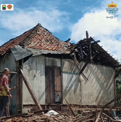 Foto Bupati DKI Jakarta Tinjau Langsung Rumah Roboh Akibat Angin Kencang dan Berikan Bantuan ke Warga Disabilitas
